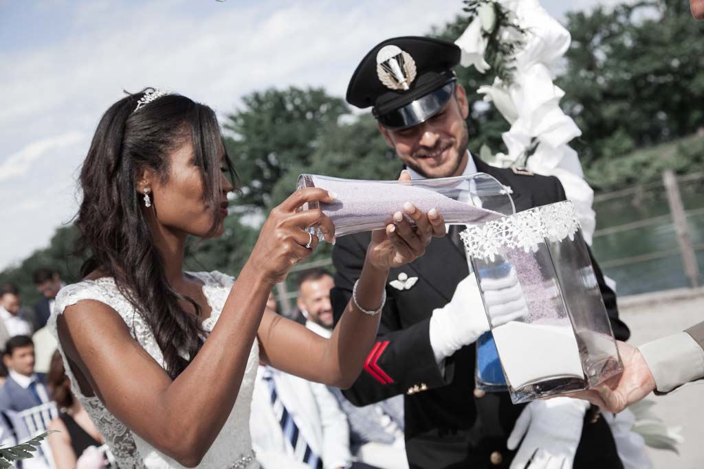 gli sposi fanno il rito della sabbia durante il matrimonio civile
